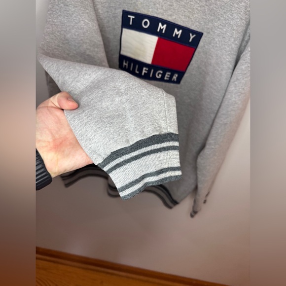 Pre-Owned XL Tommy Hilfiger Light Heather Grey Logo Patch Vintage Crewneck - Picture 6 of 7